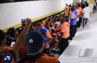 FUSSBALL WM 2014, Gruppenphase: Chile Fans stuermen das Maracana