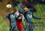 Fussball 1. Bundesliga: Bayern - Hannover, Zweikampf