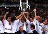 FUSSBALL     Champions League Finale 2000;    Raul  mit CHL Pokal