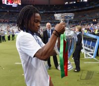 Fussball Europameisterschaft 2016 Finale: JUBEL Renato Sanches (Portugal) mit EM Pokal