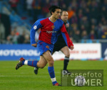 FUSSBALL CHL   FC Basel - FC Liverpool Hakan Yakin (FCB) am Ball