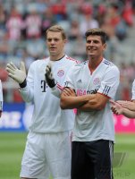 Fussball 1. Bundesliga 2011/2012: Neuer (FC Bayern Muenchen) und Gomez (FC Bayern Muenchen)