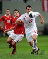 FUSSBALL NATIONALMANNSCHAFT: ZlZlatko JUNUZOVIC (li, Oesterreich) gegen Mario EGGIMANN (re, Schweiz)
