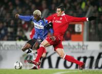Fussball 1. Bundesliga: Bielefeld - Bayern, Zweikampf