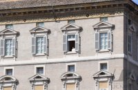 Coronakrise: Angelusgebet von Papst Franziskus am gesperrter Petersplatz in Rom