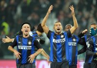 FUSSBALL SERIE A: Jubel Esteban Cambiasso, Walter Samuel (v. li., Inter Mailand)