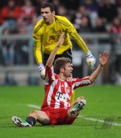 Fussball 1. Bundesliga : Thomas Mueller (li, FC Bayern Muenchen) fordert einen ELFMETER, Torwart Raphael Schaefer (re, 1 FC Nuernberg)