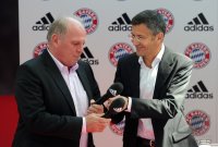 Fussball 1. Bundesliga : FCB Praesident Uli Hoeness, Vorstandsvorsitzender adidas AG Herbert Hainer (v. li.)