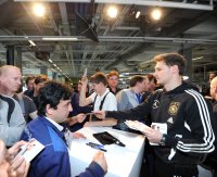 Fussball/ GES/  DFB Team im Mercedes-Benz Werk Bremen, 27.02.2012