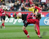 Fussball 1. Bundesliga: Leverkusen - Dortmund, Zweikampf