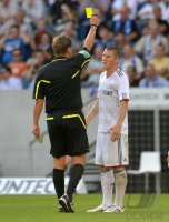 Fussball 1. Bundesliga : Schiedsrichter Thorsten Kinhoefer zeigt die Gelbe Karte Bastian Schweinsteiger (FC Bayern Muenchen)