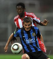 Fussball 3. Bundesliga: David Alaba (HINTEN, FC Bayern II) gegen Manuel Stiefler (1 FC Saarbruecken)