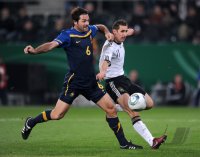 Fussball International EM 2012 Testspiel:  Sasa Ognenovski (li, Australien) gegen Miroslav KLOSE (re, Deutschland)