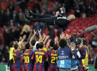 Fussball Champions League Finale 2011: Trainer Josep Guardiola (Barca) wird nach dem Sieg von der Mannschaft hoch geworfen