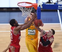 Basketball 1. Bundesliga 14/15 Hauptrunde:  Walter Tigers Tuebingen - Brose Baskets Bamberg