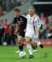 Fussball International Audi Cup 2011: Thomas Mueller (li, FC Bayern Muenchen) gegen Ignazio Abate (re, AC Mailand)