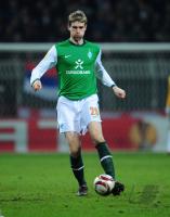 FUSSBALL, EUROPA LEAGUE SECHZEHNTELFINALE: Werder Bremen, MERTESACKER am Ball