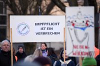 Kundgebung im Tuebinger Anlagenpark: 1200 Menschen demonstrierten gegen die einrichtungsbezogene Impfpflicht