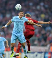 Fussball CHL  Saison 2011/2012: Rafinha (li, FC Bayern Muenchen) gegen Toni Kroos (FC Bayern Muenchen)