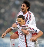 FUSSBALL SERIE A:  Jubel Alberto Aquilani oben auf Zlatan Ibrahimovic (AC Mailand)