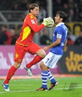 Fussball 1. Bundesliga, Saison 2011/2012: Torwart Roman Weidenfeller (li, Borussia Dortmund) gegen Raul (FC Schalke 04)