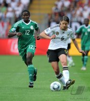 FIFA Frauen-Weltmeisterschaft 2011: Sarah MICHAEL (li, Nigeria) gegen Annike KRAHN (re, Deutschland)