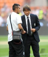 FUSSBALL Trofeo Luigi Berlusconi:  Arturo Erasmo Pardo Vidal mit Trainer Antonio Conte (Juventus Turin)