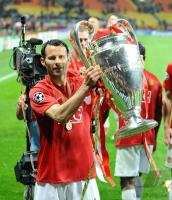 Fussball CHL  FINALE 2008  GIGGS (ManU) mit CHL Pokal