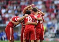 Fussball Supercup: Jose Ernesto Sosa, Andreas Ottl, Miroslav Klose (v. li., FC Bayern Muenchen)