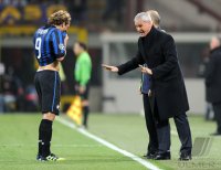 Fussball Champions League  Saison 2011/2012: Diego Forlan (li,) mit Trainer Claudio Ranieri (Inter Mailand)