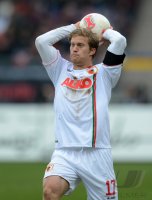 Fussball 1. Bundesliga, Saison 2012/2013: Einwurf von Marcel de Jong (FC Augsburg)