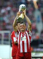 Fussball Supercup: JUBEL mit dem SUPERCUP Ivica Olic (FC Bayern Muenchen)