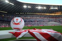 Fussball 1. Bundesliga : ADIDAS BALL TORFABRIK auf dem Bayern Trikot