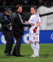 FUSSBALL  International CHL 09/10 :  Trainer Louis van Gaal mit Bastian Schweinsteiger (FCB)