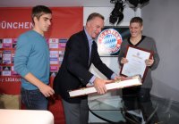 Fussball 1. Bundesliga: (v.li) Philipp Lahm, Vorstandsvorsitzender Karl Heinz Rummenigge, Bastian Schweinsteiger (FC Bayern Muenchen)