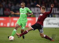 Fussball 1. Bundesliga, Saison 2012/2013: Naldo (li, VfL Wolfsburg) gegen Alexander Esswein (1 FC Nuernberg)