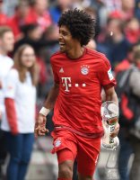 Fussball, 1. Bundesliga  Saison 13/14: Jubel FC Bayern Muenchen mit Schale