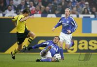Fussball 1. Bundesliga: Schalke - Dortmund, Zweikampf