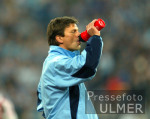 Fussball 1. Bundesliga 198. Muenchner Derby 1860-Bayern, Goetz nimmt eine kleine Erfrischung