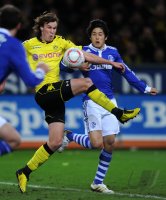 Fussball 1. Bundesliga : Kevin Grosskreutz (li, Borussia Dortmund)  gegen Atsuto Uchida (re, FC Schalke 04)