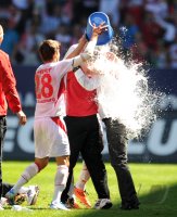 2. Fussball Bundesliga : WASSERDUSCHE von Moritz Leitner fuer Trainer Jos Luhukay (FC Augsburg)