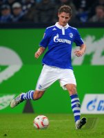 Fussball: 1. Bundesliga Saison 2010/2011, Schalke: HOEWEDES am Ball