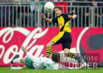Fussball 1. Bundesliga: Bremen - Dortmund, Zweikampf
