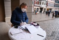 Tageszertifikat fuer Innenstadtbesucher in Tuebingen, Schnelltest-Station am Rathaus