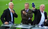 Fussball CHL  Saison 2011/2012: Ehrenpraesident Franz Beckenbauer, Vorstandsvorsitzender Karl Heinz Rummenigge, Praesident Uli Hoeness (v. li., FC Bayern Muenchen)