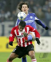Fussball CL: Schalke - Eindhoven, Zweikampf