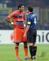 Fussball Champions League  Saison 2011/2012: Brandao (li, Olympique Marseille) mit Javier Zanetti (Inter Mailand)