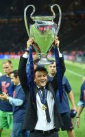 Fussball Champions League Finale 2015: JUBEL Trainer Luis Enrique (Barca) mit CHL Pokal