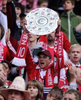 Fussball 1. Bundesliga : Jubel Fans mit Meisterschale