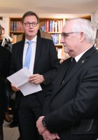 Bischof Dr. Gebhard Fuerst segnet die Buchhandlung Wekenmann